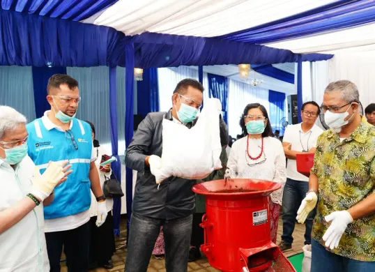 General Manager PLN UID Jakarta Raya, Moch. Andy Adchaminoerdin (tengah) dan tim Gerakan Ciliwung Bersih (GCB), melakukan uji coba proses pencacahan biomassa menggunakan mesin cacah listrik. (Sumber: Dok. PLN UID Jakarta Raya)