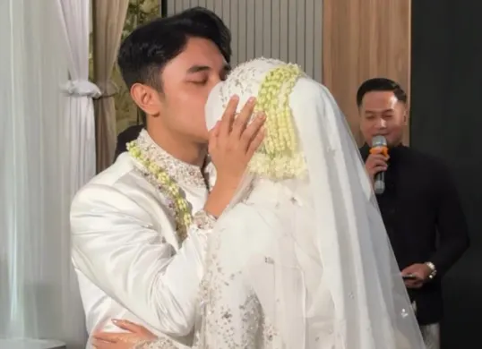 YouTuber Fiki Naki resmi mengumumkan pernikahannya dengan Tina Agustin atau dikenal Tinandrose. (Sumber: Instagram Story/@fikinaki)