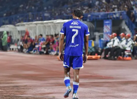 Potret gelandang Persib Bandung, Beckham Putra Nugraha tertunduk lesu usai diganjar kartu merah saat melawan Dewa United. (Sumber: Persib)