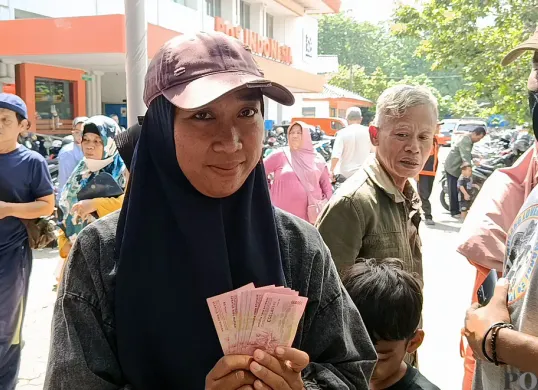 Warga mencairkan BLT Kesra di Kantor Pos di Jalan Lapangan Serbaguna, Margahayu, Kecamatan Bekasi Timur. (Sumber: POSKOTA | Foto: Nurpini Aulia Rapika)