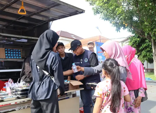 SPPG Kota Solo bersama Pemerintah Kota Surakarta menggelar kegiatan Showcase dan Pembagian Program Makan Bergizi Gratis (MBG) pada gelaran Car Free Day. (Sumber: Biro Hukum dan Humas BGN)