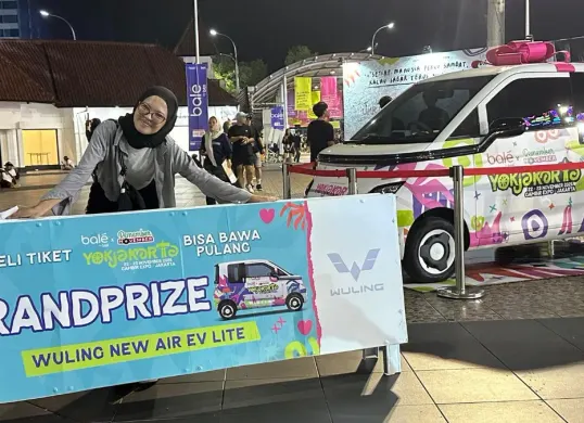 Konsume terpilih sebagai pemenang mobil listrik Wuling New Air ev Lite di Remember November Vol.3 di Yogyakarta. (Sumber: Dok. Wuling)