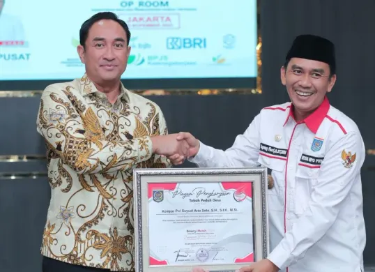 Kepala BNN RI, Suyudi Ario Seto menerima penghargaan sebagai Tokoh Peduli Desa dari APDESI Merah Putih, Selasa, 25 November 2025. (Sumber: Dok. Istimewa)