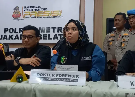 Ahli Forensik Rumah Sakit Polri Kramat Jati, dr. Farah, saat konferensi pers di Polres Metro Jakarta Selatan, Senin, 24 November 2025. (Sumber: Poskota/Ali Mansur)