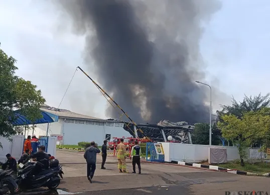 PT TAK Textiles Indonesia di Jalan Jababeka XI Blok G No. 11–15, Desa Harja Mekar, Kecamatan Cikarang Utara, Kabupaten Bekasi dilahap si jago merah. (Sumber: Poskota/Nurpini Aulia Rapika)