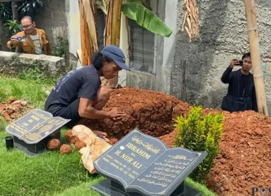 Galian makam Alvaro Kiano Nugroho, 6 tahun, di Pesanggrahan, Jakarta Selatan, Rabu, 26 November 2025. (Sumber: Poskota/Ali Mansur)