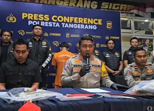 Konferensi pers terkait kasus pembunuhan mayat dalam plastik di Mapolresta Tangerang, Rabu malam, 26 November 2025. (Sumber: POSKOTA | Foto: Veronica Prasetio)