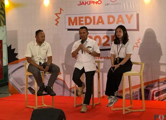 Direktur Utama PT LRT Jakarta, Roberto Akyuwen menyampaikan pernyataan kepada awak media di di Pegangsaan Dua, Jakarta Utara, Rabu, 26 November 2025. (Sumber: Poskota/M. Tegar Jihad)