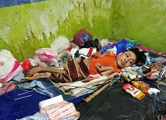 Nurhadi, 29 tahun, pria disabilitas asal Tambun Selatan, Kabupaten Bekasi. (Sumber: POSKOTA | Foto: Nurpini Aulia Rapika)