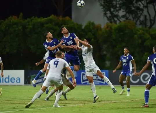 Pemain Persib Bandung melakukan duel udara pada pertandingan melawan Lion City Sailors, Rabu 26 November 2025. (Sumber: persib.co.id)