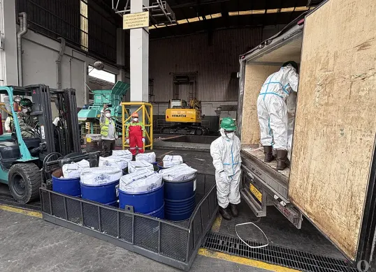 KLH musnahkan 7,4 ton udang yang terkontaminasi zat radioaktif, Cs-137 di PPLI Citeureup, Kabupaten Bogor, Rabu 26 November 2025. (Sumber: POSKOTA | Foto: Giffar Rivana)