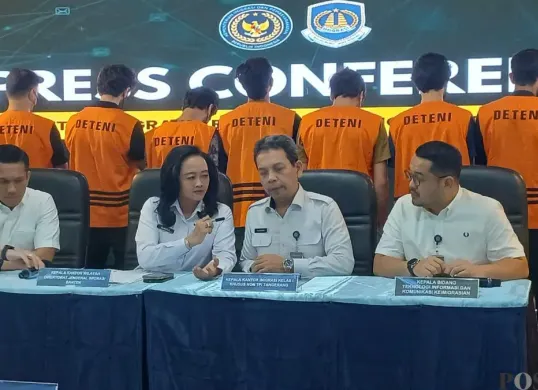 Ungkap kasus penangkapan sepuluh WNA di Kantor Imigrasi Kelas I Khusus Non TPI Tangerang, Rabu, 26 November 2025. (Sumber: Poskota/Veronica Prasetio)