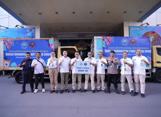 Pimpinan dan pegawai BNN RI berfoto bersama di depan armada pengangkut bantuan kemanusiaan untuk korban erupsi Gunung Semeru. (Sumber: Biro Humas dan Protokol BNN)
