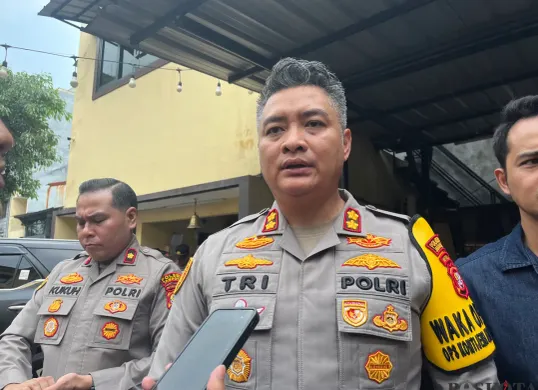 Wakapolres Metro Jakarta Barat AKBP Tri Suhartanto, menjelaskan soal analisa dan evaluasi kasus kecelakaan yang sering terjadi di flyover Pesing Jalan Daan Mogot. (Sumber: Poskota/Pandi Ramedhan)