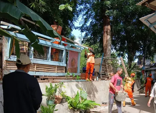 Petugas gabungan saat melakukan penataan 14 kandang unggas di sepanjang Kali Sunter, RT 2 dan 4, RW 04, Kelurahan Cipinang Melayu, Jakarta Timur, pada Kamis, 27 November 2025. (Sumber: Dok Pemkot Jaktim)