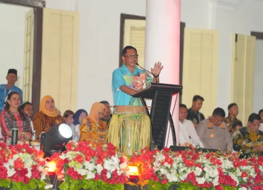 Mendagri Tito Karnavian memberikan sambutan saat membuka Banda Heritage Festival di Istana Mini, Banda Neira, Rabu, 26 November 2025, malam. (Sumber: Istimewa)