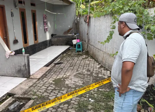TKP penemuan remaja bersimbah darah di sebuah kontrakan di Desa Leuwisadeng, Kecamatan Leuwisadeng, Kabupaten Bogor. (Sumber: POSKOTA | Foto: Giffar Rivana)