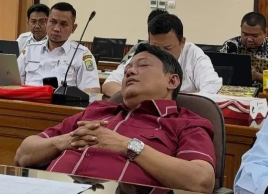 Dirut Tirta Patriot Kota Bekasi, Ali Imam Faryadi diduga tertidur saat rapat raperda penyertaan modal Pemkot Bekasi. (Sumber: Dok. Istimewa)
