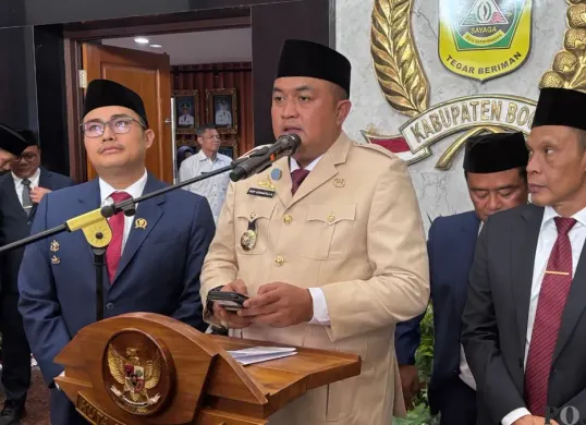 Bupati Bogor, Rudy Susmanto menyampaikan pernyataan kepada awak media di gedung DPRD Bogor, Jumat, 28 November 2025. (Sumber: Poskota/Giffar Rivana)
