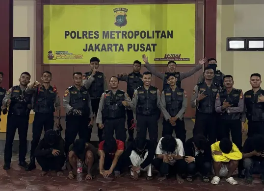 Polres Metro Jakarta Pusat menangkap sejumlah anak muda yang diduga hendak tawuran dengan membawa senjata tajam jenis celurit, Sabtu, 29 November 2025. (Sumber: Polres Metro Jakarta Pusat)