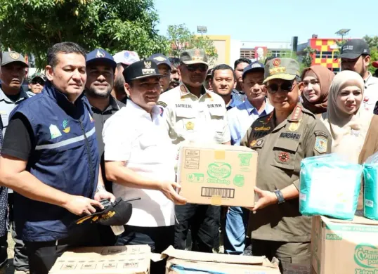 Mendagri, Tito Karnavian (kanan), meninjau lokasi bencana banjir di Kota Lhokseumawe, Aceh pada Minggu 30 November 2025. (Sumber: Puspen Kemendagri)
