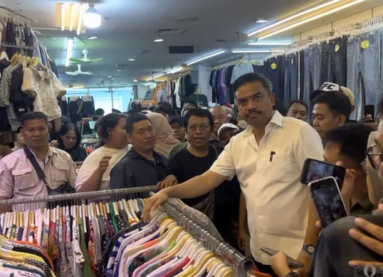 Menteri UMKM, Maman Abdurrahman, menyambangi pusat perbelanjaan pakaian bekas atau thrifting di Pasar Senen, Jakarta Pusat, Minggu, 30 November 2025. (Sumber: POSKOTA | Foto: Pandi Ramedhan)