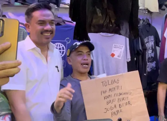 Menteri UMKM, Maman Abdurrahman saat meninjau pedagang pakaian bekas di Pasar Senen, Jakarta Pusat, Minggu, 30 November 2025. (Sumber: POSKOTA | Foto: Pandi Ramedhan)
