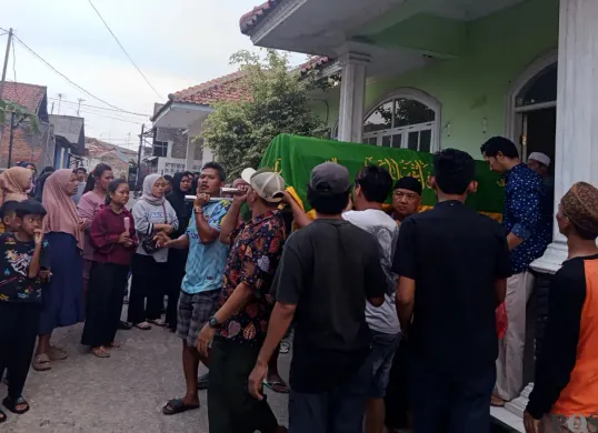 Suasana pemakaman dua bocah yang tenggelam di Kali Cikarang, berlangsung haru di TPU Kampung Tanah Baru, Desa Karang Baru, Kecamatan Cikarang Utara, Kabupaten Bekasi. (Sumber: POSKOTA | Foto: Nurpini Aulia Rapika)