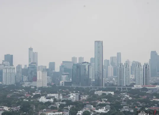 Kualitas udara Jakarta hari ini, Jumat, 14 Agustus 2026 berada dalam kategori tidak sehat dan masuk dalam jajaran kota terburuk di dunia. (Sumber: Poskota/Bilal Nugraha Ginanjar)