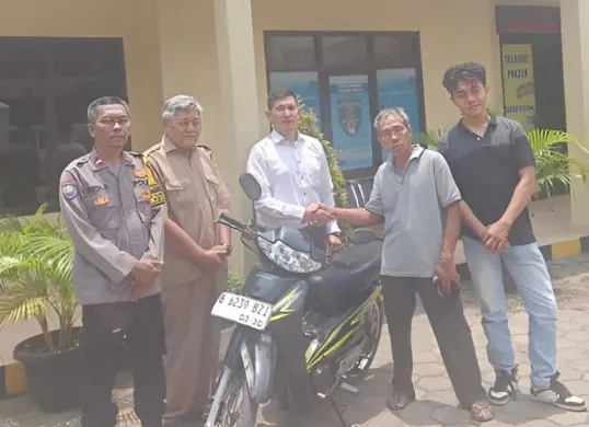 Polsek Setu menyerahkan kembali sepeda motor milik Sudir 56 tahun, pekerja harian lepas yang sempat hilang dicuri, setelah berhasil ditemukan di area perkebunan warga. (Sumber: Istimewa)