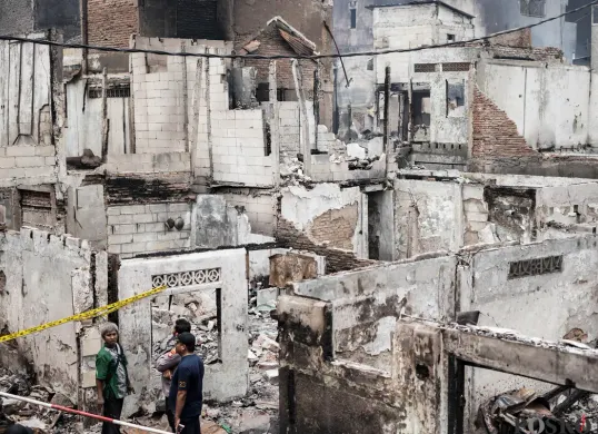 Pemukiman padat penduduk Taman Sari, Jakarta Barat, terbakar. (Sumber: Poskota/Bilal Nugraha Ginanjar)