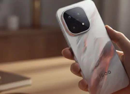 Handphone iQOO 15 (Sumber: YouTube/GSMin)