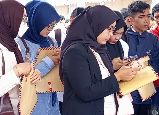 Beberapa pelamar mengikuti job fair di halaman Kantor Disnaker Kabupaten Pandeglang, Kelurahan Sukamanah, Kecamatan Kaduhejo, Selasa, 7 Oktober 2025. (Sumber: Poskota/Samsul Fatoni)