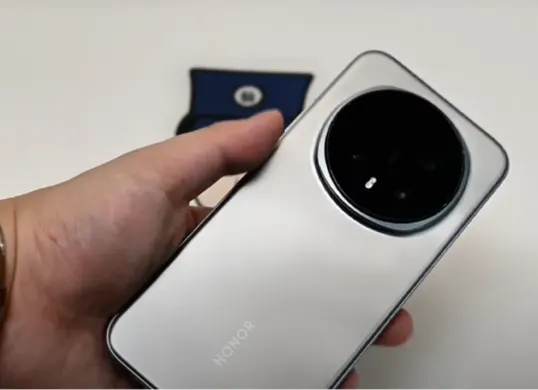 Bocoran Honor Magic8 Global Snapdragon 8 Elite Gen 5, RAM 12GB, dan Android 16 terkonfirmasi. Simak analisis lengkap spesifikasi dan strategi Honor. (Sumber: YouTube/Via Tech)