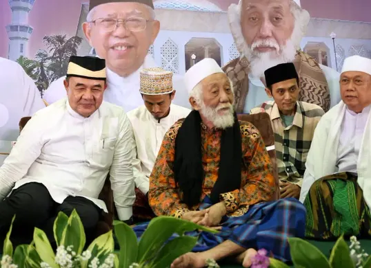 Sekda Kabupaten Tangerang, Soma Atmaja bersama Abuya Muhtadi (tengah), dan Ketua MUI Kabupaten Tangerang, KH Uwes Nawawi (kanan) saat acara doa bersama di Masjid Al-Amjad, Kamis, 9 Oktober 2025. (Sumber: Istimewa)