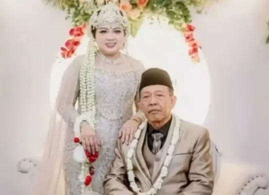Mbah Tarman Gondol, kakek berusia 74 tahun, mendadak menjadi sorotan setelah videonya menikahi  gadis muda bernama Sheila (Sumber: TikTok/ @lia708995)