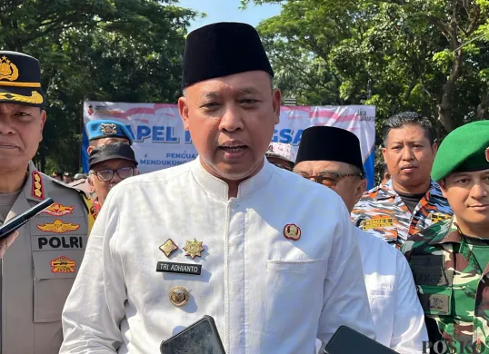 Wali Kota Bekasi Tri Adhianto saat memberikan keterangan kepada awak media terkait rencana pembangunan  gedung sekolah USB SMPN 62 Kota Bekasi. (Sumber: Poskota/Nurpini Aulia Rapika)
