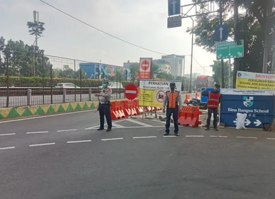Jalan Arjuna Selatan arah Kemanggisan hanya bisa dilalui motor, sedangkan mobil dialihkan ke Jalan Panjang maupun Arjuna Utara, Jakarta Barat, Senin, 13 Oktober 2025. (Sumber: Dok. Polda Metro Jaya)