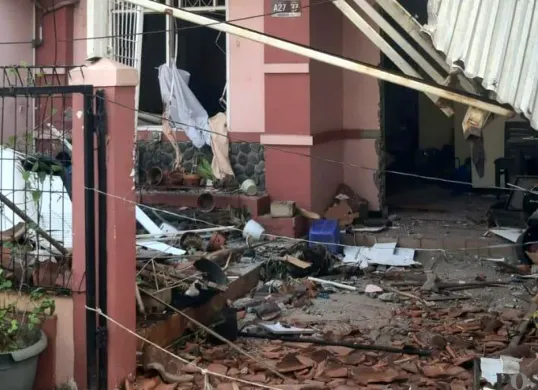 Kondiri rumah yang hancur akibat ledakan tabung gas yang bocor di Komplek Taman Palem, Cengkareng, Jakarta Barat, Rabu, 15 Oktober 2025. (Sumber: POSKOTA | Foto: Pandi Ramedhan)