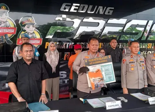Kapolres Metro Bekasi Kota, Kombespol Kusumo Wahyu Bintoro bersama jajarannya menunjukkan barang bukti tindakan pencabulan seorang paman kepada keponakannya. (Sumber: Dok Humas Polres Bekasi)