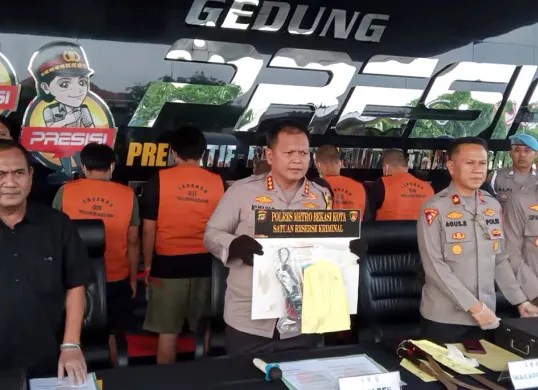 Kapolres Metro Bekasi Kota, Kombes Pol Kusumo Wahyu Bintoro bersama jajarannya menunjukkan barang bukti kasus pencurian baterai tower BTS milik Telkomsel. (Sumber: Dok Humas Polres Bekasi Kota)