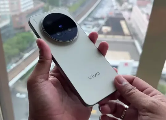 Simak perbandingan kamera dari dua HP flagship antara iPhone 17 Pro Max dan Vivo X300 Pro. (Sumber: YouTube/Putu Reza)