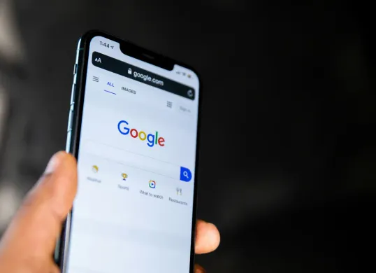 Ilustrasi perangkat Android lipat dengan fitur gamepad virtual yang dikembangkan Google untuk meningkatkan pengalaman bermain game di layar lipat. (Sumber: Unsplash/Solen Feyissa)