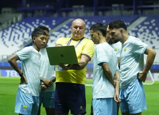 Pemain Persib Bandung menjalani latihan resmi . (Sumber: persib.co.id)