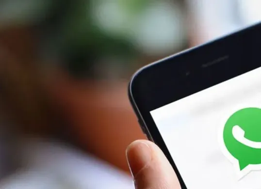 Kini, pengguna HP Android maupun iPhone tidak perlu khawatir lagi, karena ada berbagai cara cepat untuk membuat chat WhatsApp menjadi buram hanya dalam hitungan detik. (Sumber: Pinterest)