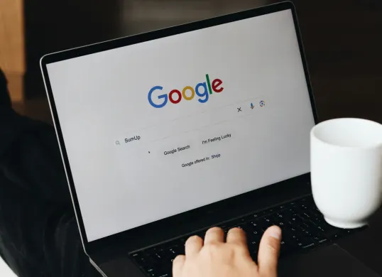 Ciri-Ciri Akun Google Kamu Sedang Disadap, Tetap Waspada! (Sumber: Unsplash/SumUp)
