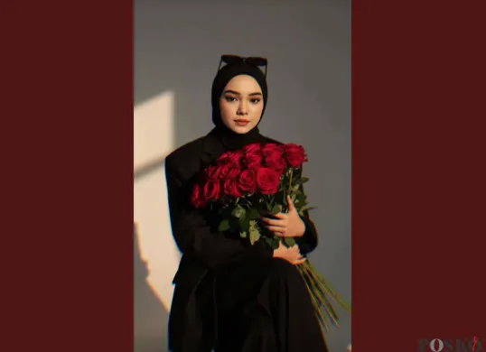 Edit Foto Pegang Bunga Mawar di Studio Pakai Gemini AI (Sumber: TikTok/@syifa_fadilah1)