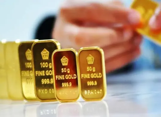 Harga Emas Antam merosot tajam hari ini. Simak rincian penurunan harga, analisis tren terkininya, dan dampaknya bagi investor sebelum terlambat. (Sumber: Freepik)