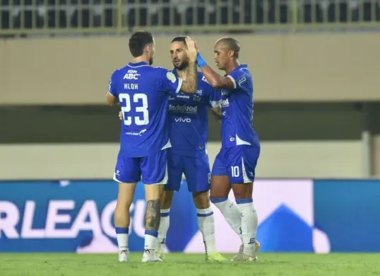 Persib Bandung raih kemenangan epik atas Persis Solo dengan skor 2-0, meski bermain dengan 10 pemain sejak babak pertama usai kartu merah Luciano Guaycochea. (Sumber: persib.co.id)