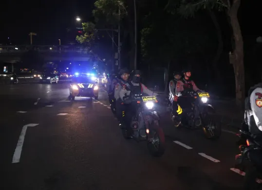 Polda Metro Jaya menggelar apel dan patroli skala besar pada Minggu, 19 Oktober 2025 malam di wilayah Jakarta Selatan sebagai langkah preventif untuk menjaga keamanan dan ketertiban masyarakat (kamtibmas). (Sumber: Polda Metro Jaya)